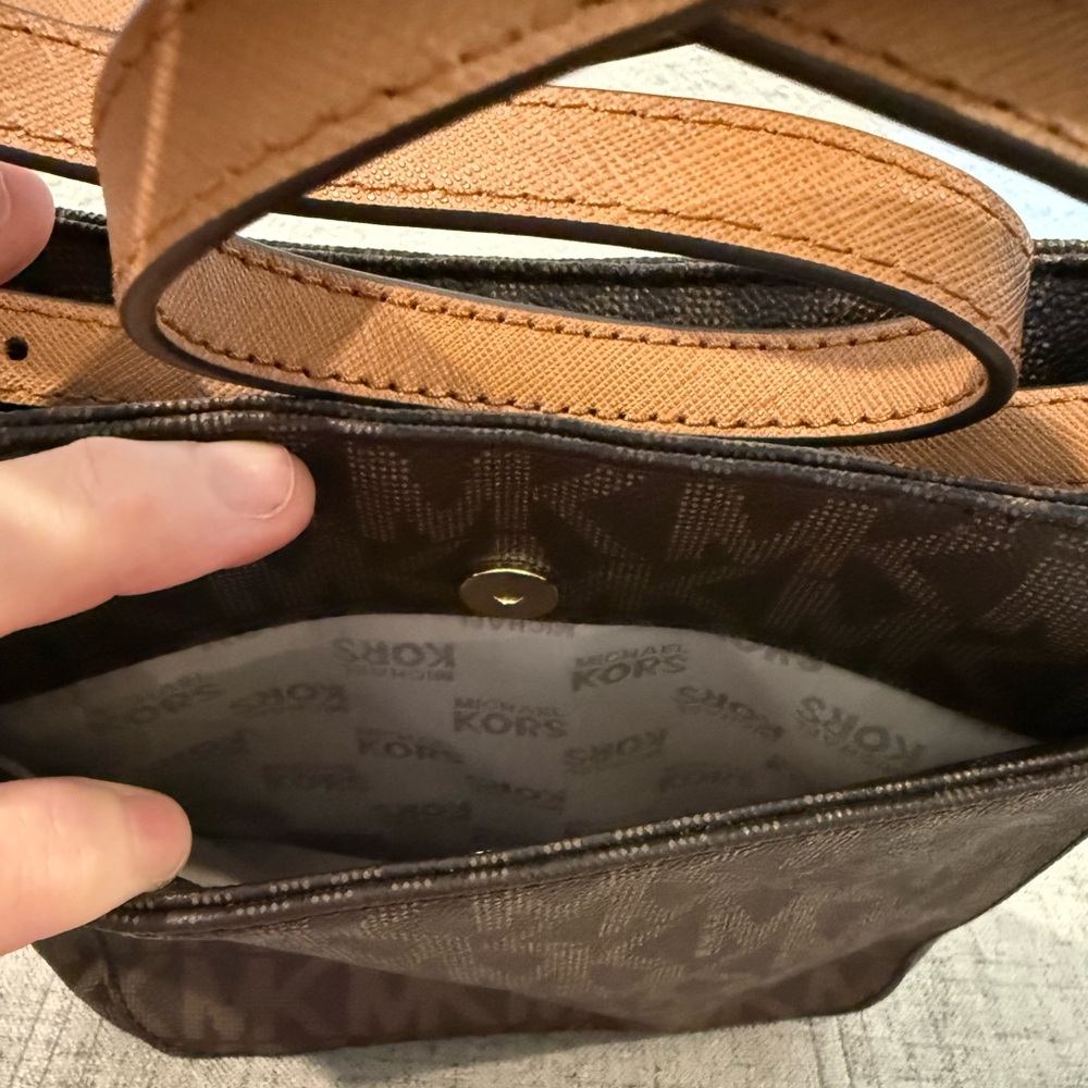 Michael Kors Hamilton Traveler Monogram Crossbody Bag NWOT - Picture 8 of 14